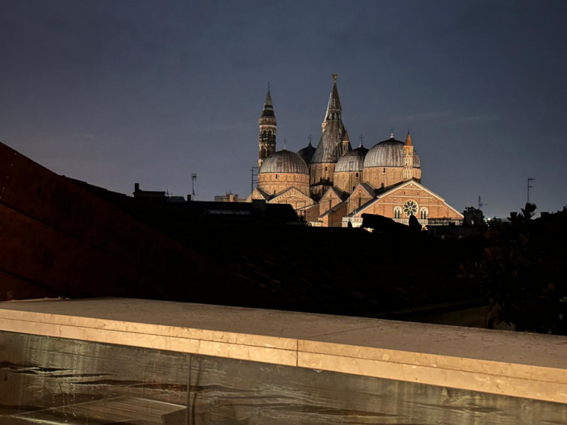 Nel cuore più autentico e prestigioso di Padova, a pochi metri dalla storica Basilica di Sant'Ant...