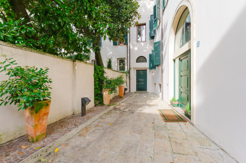 Nel cuore più autentico e prestigioso di Padova, a pochi metri dalla storica Basilica di Sant'Ant...