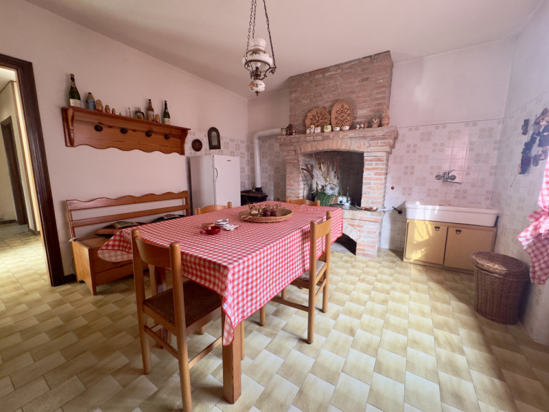 COMPOSIZIONE:
Villetta singola, caratterizzata da un porticato vivibile, utilizzabile anche per p...