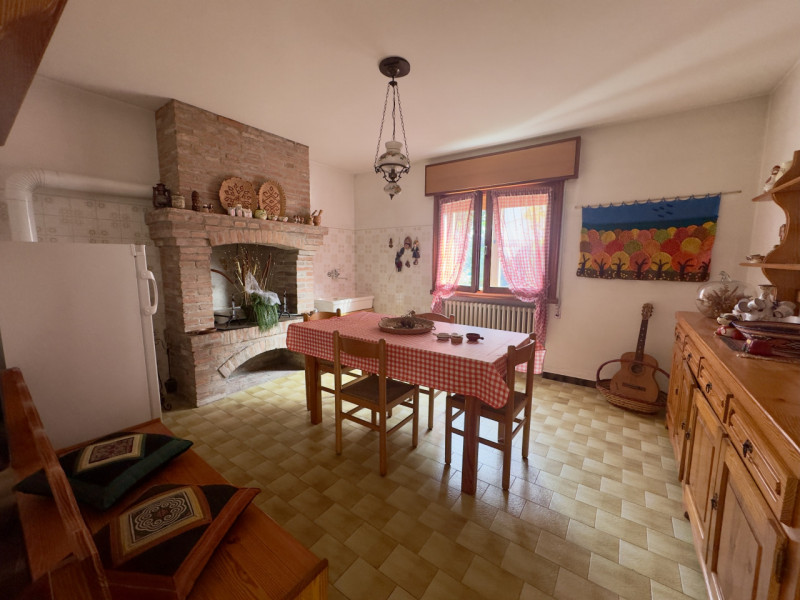 COMPOSIZIONE:
Villetta singola, caratterizzata da un porticato vivibile, utilizzabile anche per p...