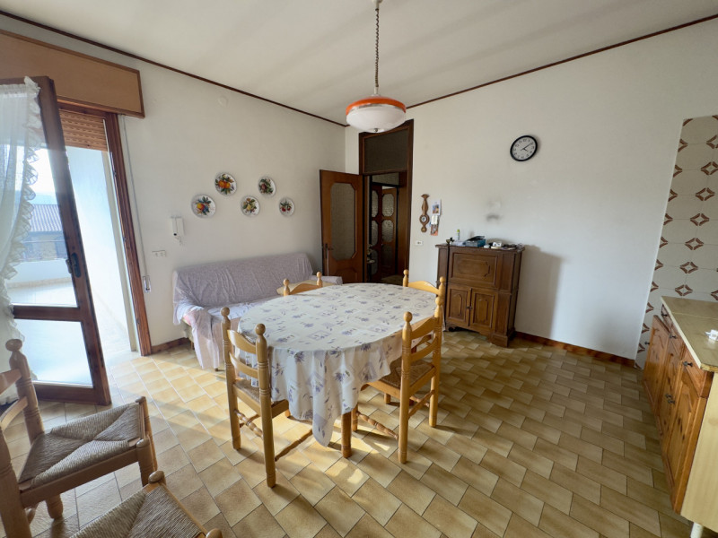 COMPOSIZIONE:
Villetta singola, caratterizzata da un porticato vivibile, utilizzabile anche per p...