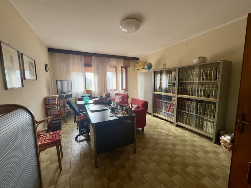 COMPOSIZIONE:
Villetta singola, caratterizzata da un porticato vivibile, utilizzabile anche per p...