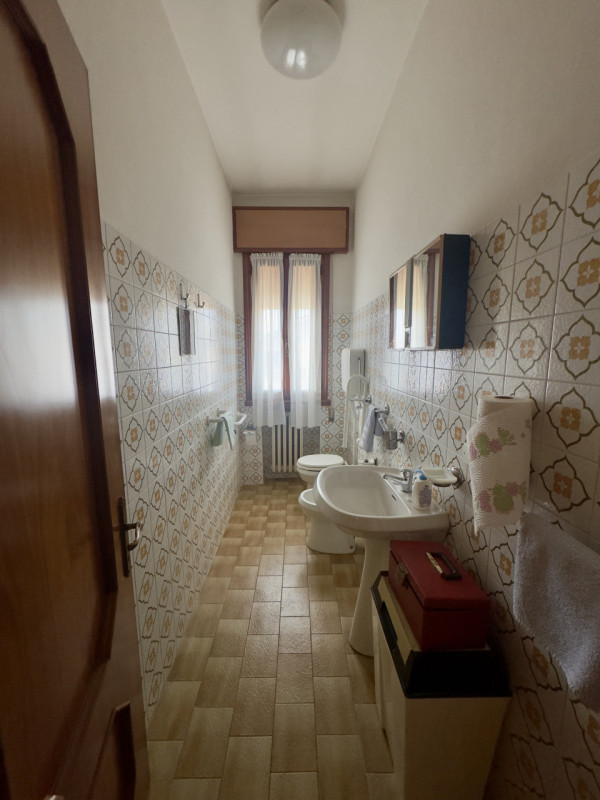 COMPOSIZIONE:
Villetta singola, caratterizzata da un porticato vivibile, utilizzabile anche per p...