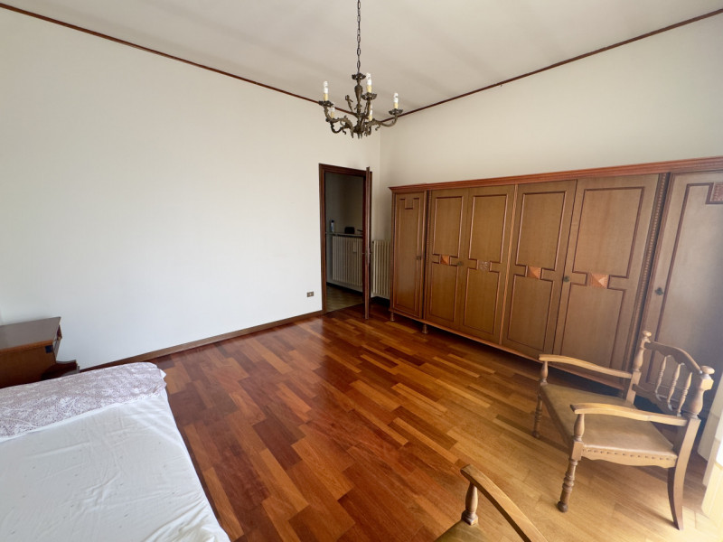 COMPOSIZIONE:
Villetta singola, caratterizzata da un porticato vivibile, utilizzabile anche per p...