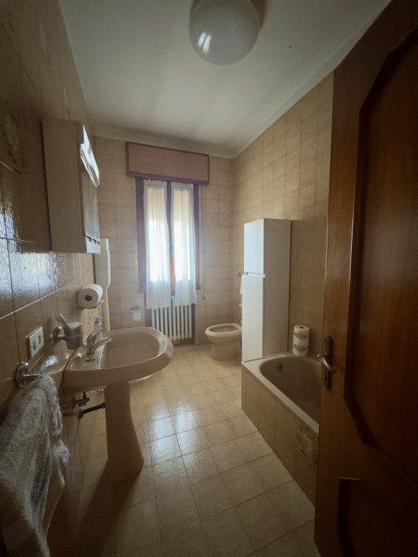 COMPOSIZIONE:
Villetta singola, caratterizzata da un porticato vivibile, utilizzabile anche per p...