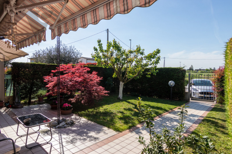 In zona tranquilla, lontana dal caos e a pochi passi da tutti i servizi essenziali quali scuole, ...