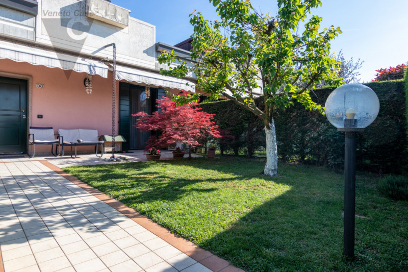 In zona tranquilla, lontana dal caos e a pochi passi da tutti i servizi essenziali quali scuole, ...