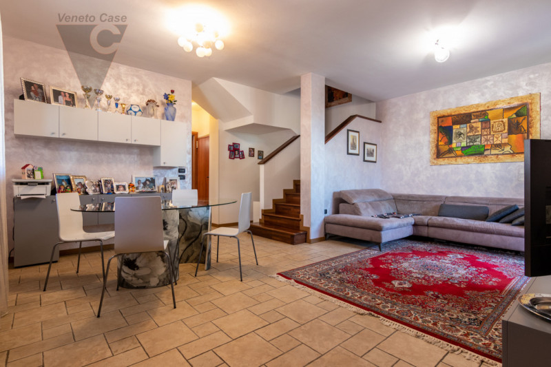 In zona tranquilla, lontana dal caos e a pochi passi da tutti i servizi essenziali quali scuole, ...