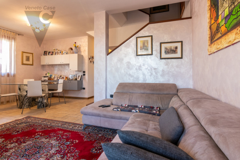 In zona tranquilla, lontana dal caos e a pochi passi da tutti i servizi essenziali quali scuole, ...