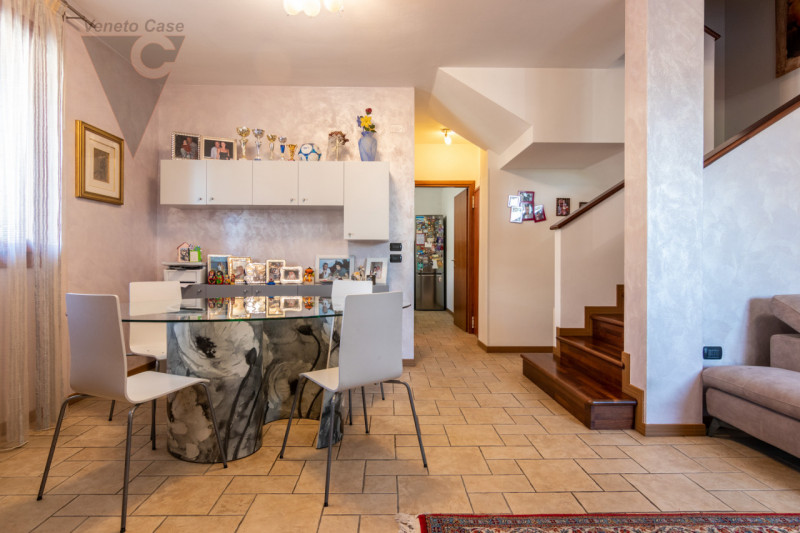 In zona tranquilla, lontana dal caos e a pochi passi da tutti i servizi essenziali quali scuole, ...