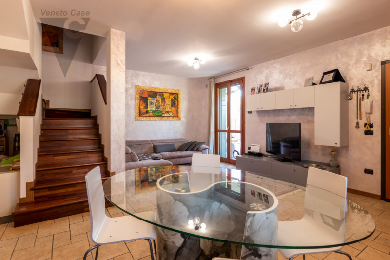 In zona tranquilla, lontana dal caos e a pochi passi da tutti i servizi essenziali quali scuole, ...