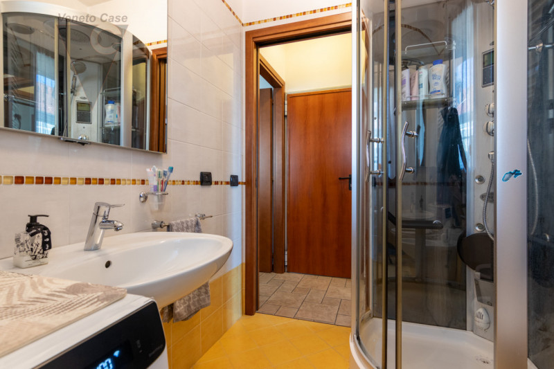 In zona tranquilla, lontana dal caos e a pochi passi da tutti i servizi essenziali quali scuole, ...