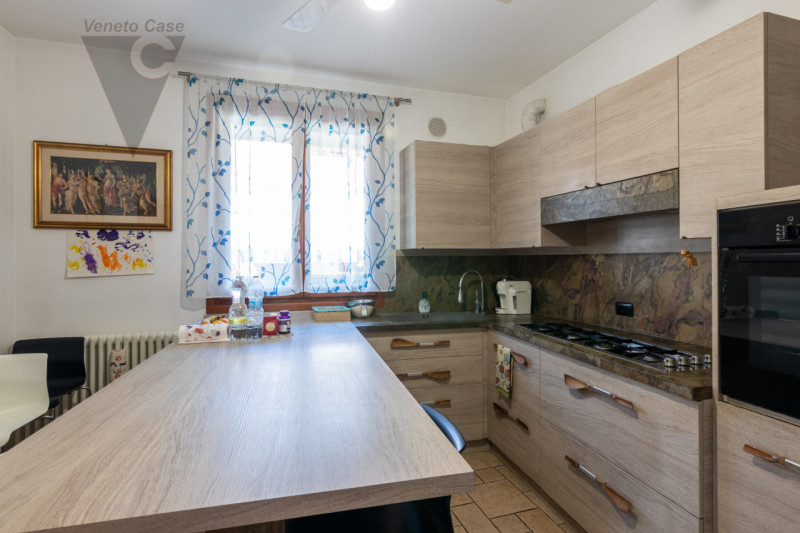 In zona tranquilla, lontana dal caos e a pochi passi da tutti i servizi essenziali quali scuole, ...