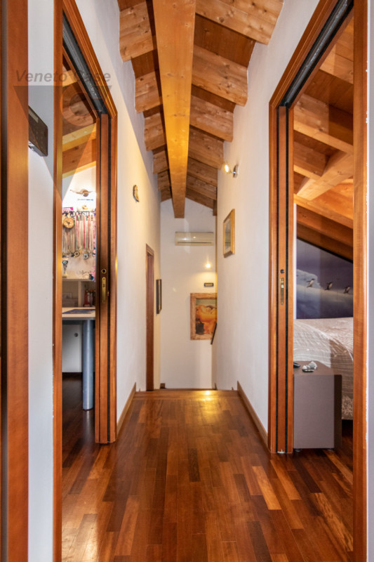 In zona tranquilla, lontana dal caos e a pochi passi da tutti i servizi essenziali quali scuole, ...