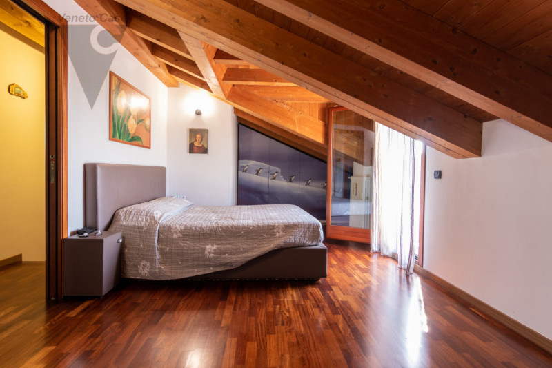 In zona tranquilla, lontana dal caos e a pochi passi da tutti i servizi essenziali quali scuole, ...