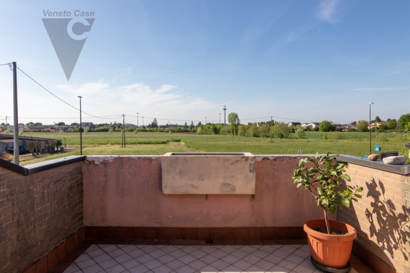 In zona tranquilla, lontana dal caos e a pochi passi da tutti i servizi essenziali quali scuole, ...