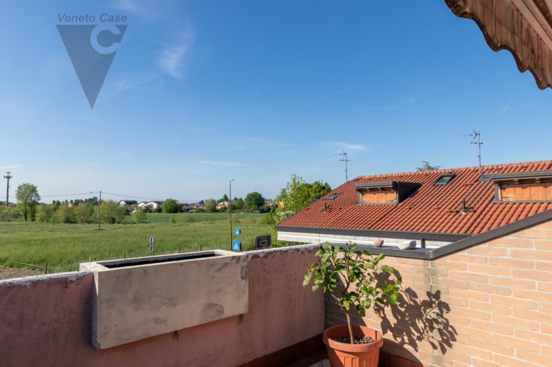 In zona tranquilla, lontana dal caos e a pochi passi da tutti i servizi essenziali quali scuole, ...