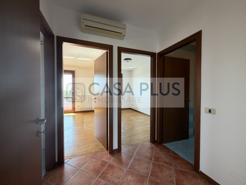 Tombolo, vicino al centro del paese e ai principali servizi, inserito in un contesto condominiale...