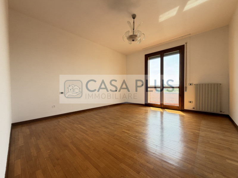 Tombolo, vicino al centro del paese e ai principali servizi, inserito in un contesto condominiale...