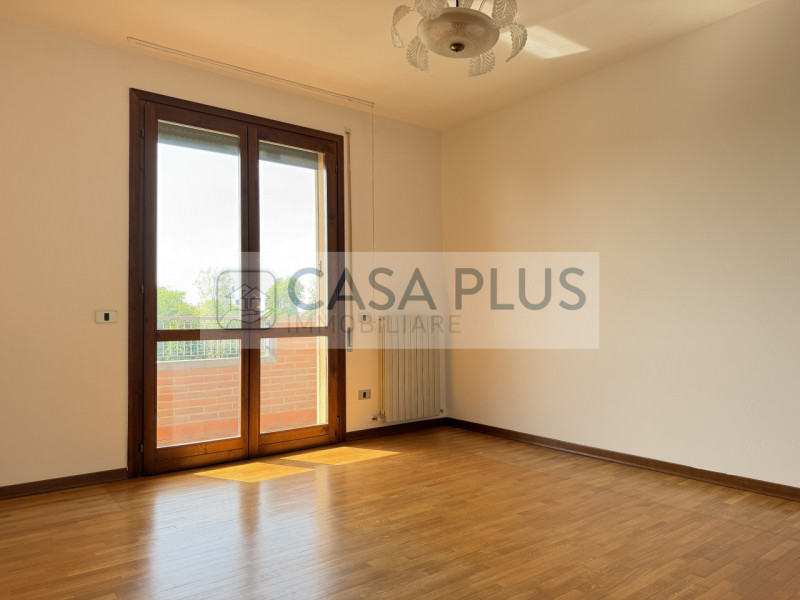 Tombolo, vicino al centro del paese e ai principali servizi, inserito in un contesto condominiale...