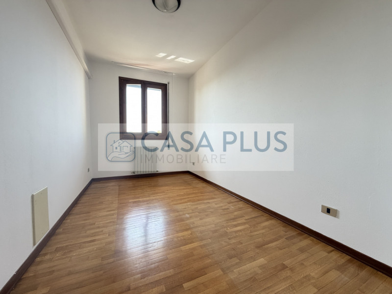 Tombolo, vicino al centro del paese e ai principali servizi, inserito in un contesto condominiale...