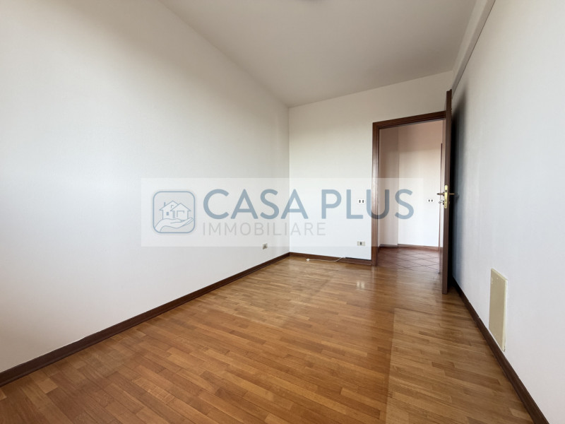 Tombolo, vicino al centro del paese e ai principali servizi, inserito in un contesto condominiale...