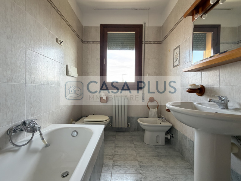 Tombolo, vicino al centro del paese e ai principali servizi, inserito in un contesto condominiale...