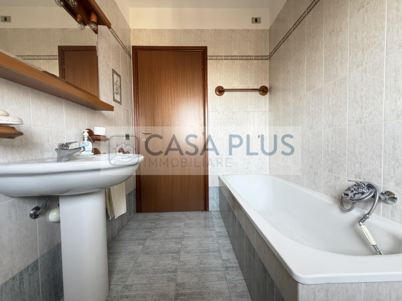 Tombolo, vicino al centro del paese e ai principali servizi, inserito in un contesto condominiale...