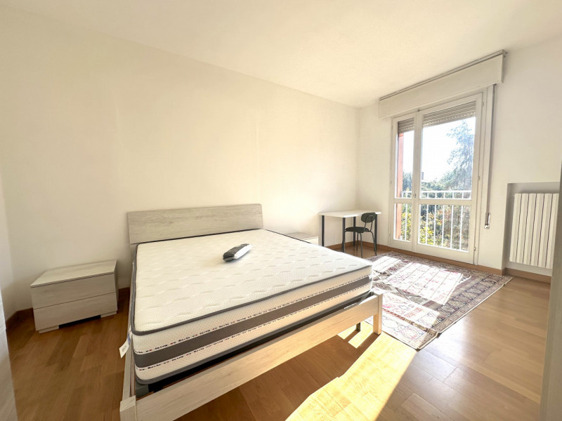 Stanza matrimoniale per una persona per lavoratrici o studentesse.

Canone 380 Euro + 100 Euro sp...