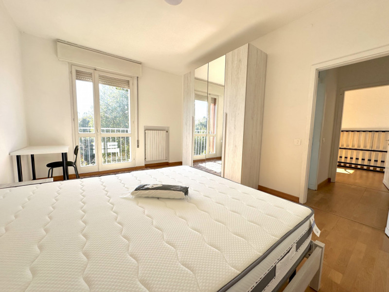 Stanza matrimoniale per una persona per lavoratrici o studentesse.

Canone 380 Euro + 100 Euro sp...