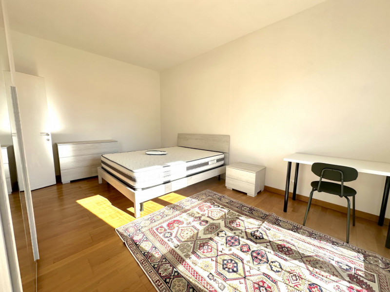 Stanza matrimoniale per una persona per lavoratrici o studentesse.

Canone 380 Euro + 100 Euro sp...