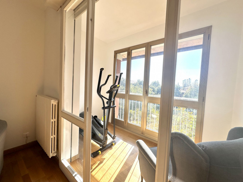 Stanza matrimoniale per una persona per lavoratrici o studentesse.

Canone 380 Euro + 100 Euro sp...