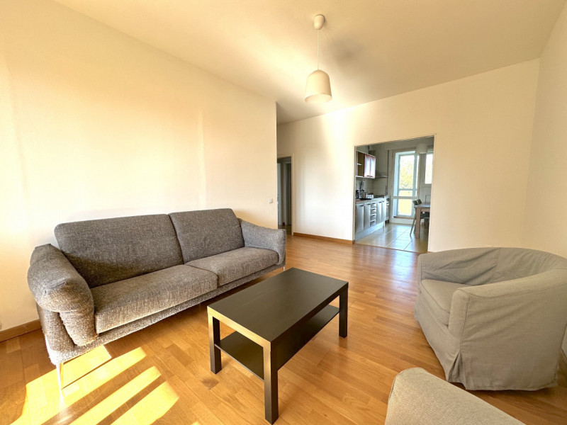 Stanza matrimoniale per una persona per lavoratrici o studentesse.

Canone 380 Euro + 100 Euro sp...