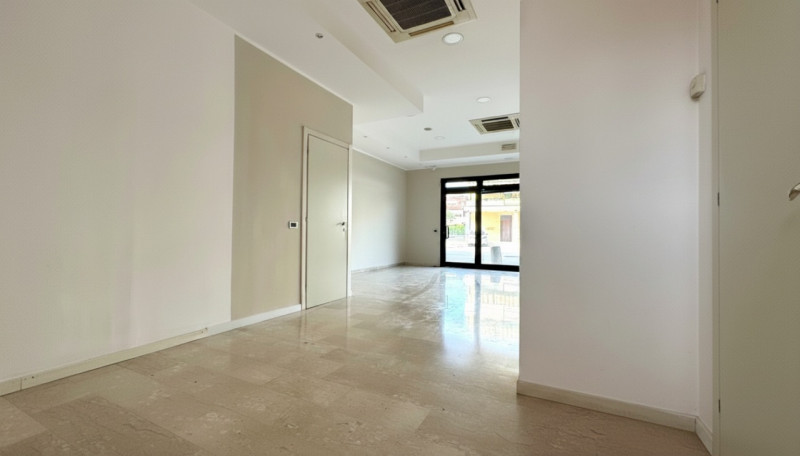 VIGODARZERE- centro-: proponiamo un luminoso negozio di circa 100 mq calpestabili, situato nella ...