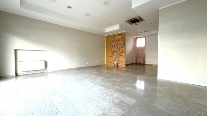 VIGODARZERE- centro-: proponiamo un luminoso negozio di circa 100 mq calpestabili, situato nella ...