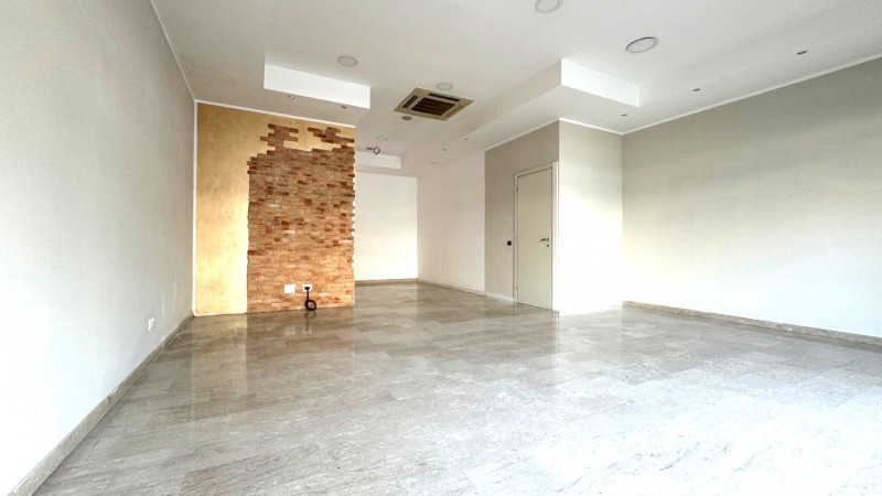 VIGODARZERE- centro-: proponiamo un luminoso negozio di circa 100 mq calpestabili, situato nella ...