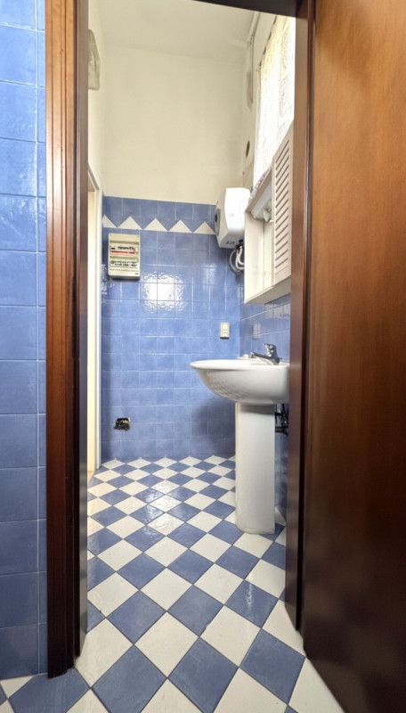 VIGODARZERE- centro-: proponiamo un luminoso negozio di circa 100 mq calpestabili, situato nella ...