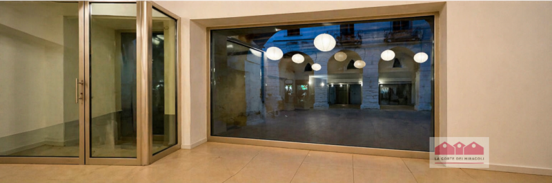 CENTRO STORICO: NEGOZIO/LABORATORIO POSTO AL PIANO TERRA CON OTTIMA ESPOSIZIONE AL PUBBLICO. RIF....