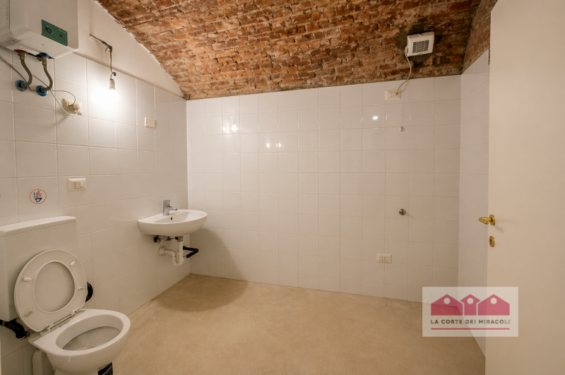 CENTRO STORICO: NEGOZIO/LABORATORIO POSTO AL PIANO TERRA CON OTTIMA ESPOSIZIONE AL PUBBLICO. RIF....