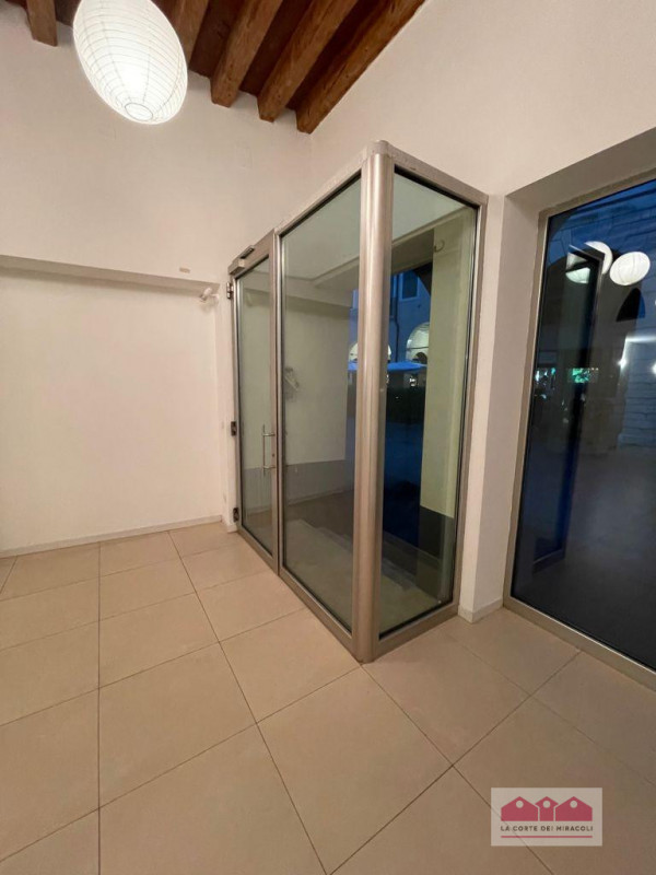 CENTRO STORICO: NEGOZIO/LABORATORIO POSTO AL PIANO TERRA CON OTTIMA ESPOSIZIONE AL PUBBLICO. RIF....