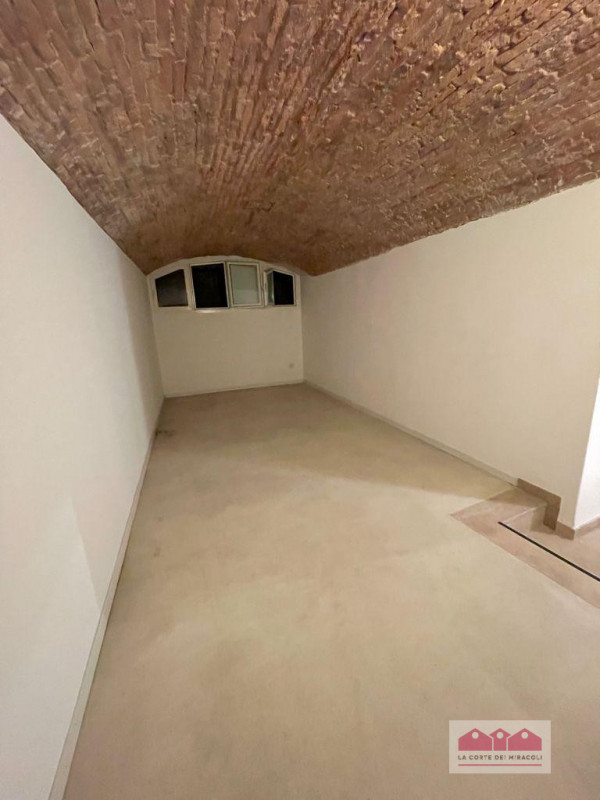 CENTRO STORICO: NEGOZIO/LABORATORIO POSTO AL PIANO TERRA CON OTTIMA ESPOSIZIONE AL PUBBLICO. RIF....