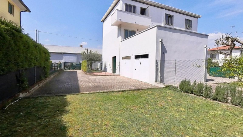 Proponiamo in esclusiva un luminoso appartamento di ben 120 mq situato nella ricercata zona Marco...