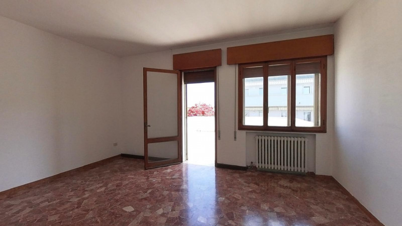 Proponiamo in esclusiva un luminoso appartamento di ben 120 mq situato nella ricercata zona Marco...