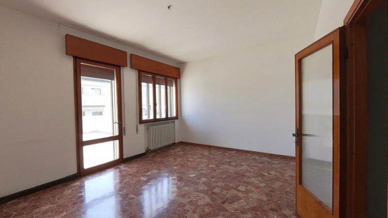 Proponiamo in esclusiva un luminoso appartamento di ben 120 mq situato nella ricercata zona Marco...