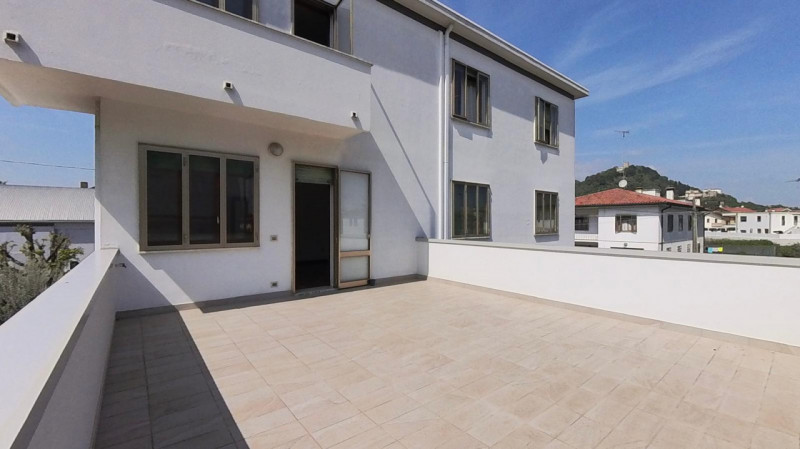 Proponiamo in esclusiva un luminoso appartamento di ben 120 mq situato nella ricercata zona Marco...