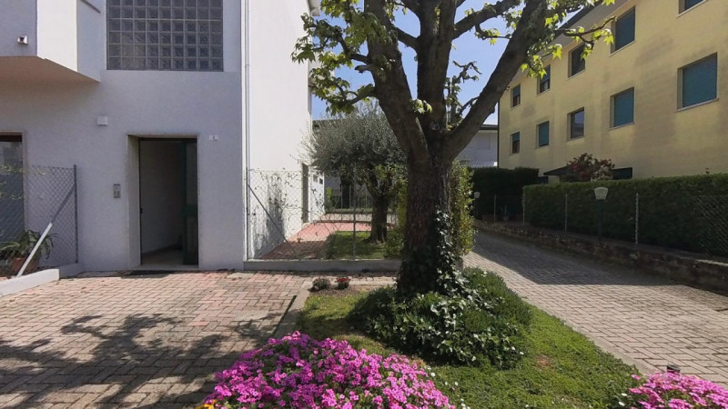 Proponiamo in esclusiva un luminoso appartamento di ben 120 mq situato nella ricercata zona Marco...