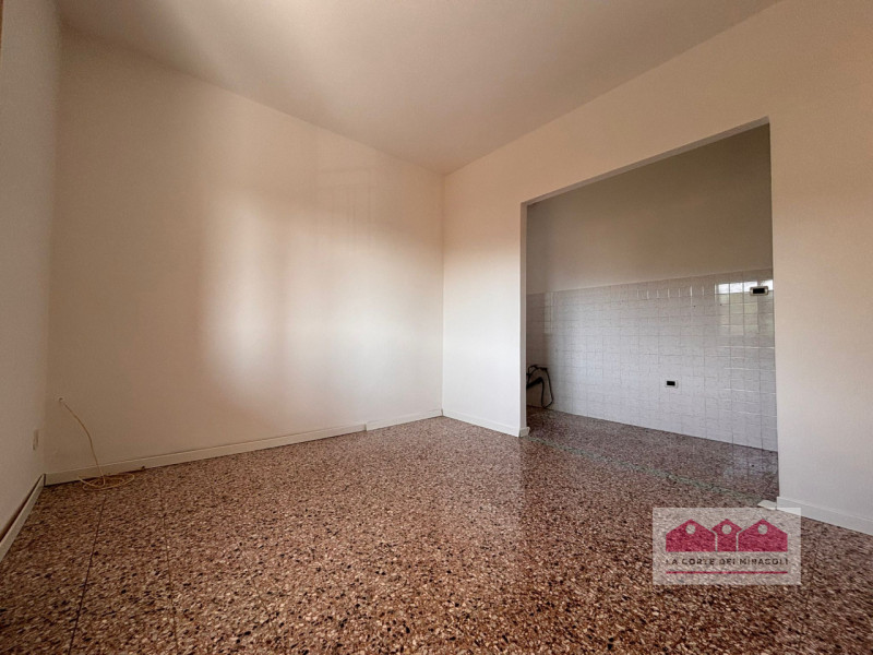 LONGARA: NELLA SPLENDIDA CORNICE DELLE PENDICI DEI COLLI BERICI, PORZIONE SUPERIORE DI UNA BIFAMI...