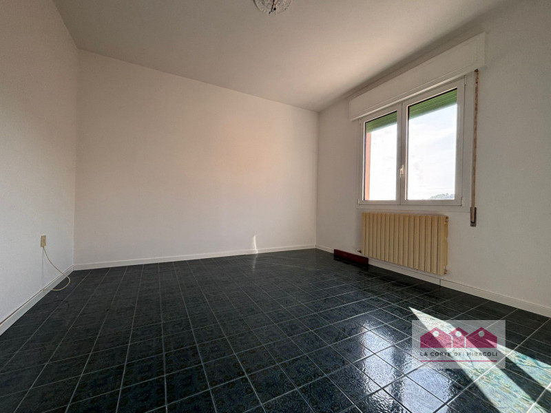 LONGARA: NELLA SPLENDIDA CORNICE DELLE PENDICI DEI COLLI BERICI, PORZIONE SUPERIORE DI UNA BIFAMI...