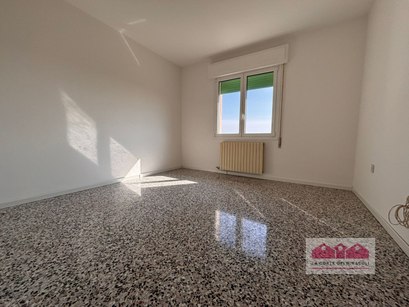 LONGARA: NELLA SPLENDIDA CORNICE DELLE PENDICI DEI COLLI BERICI, PORZIONE SUPERIORE DI UNA BIFAMI...