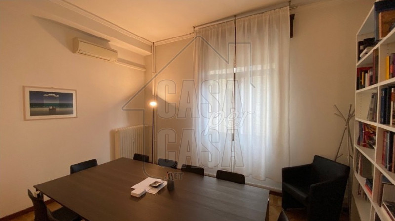 Rif. PDVERDI  per info Marilena m. 3277153302

 Ufficio / abitazione convertibile in centro stori...